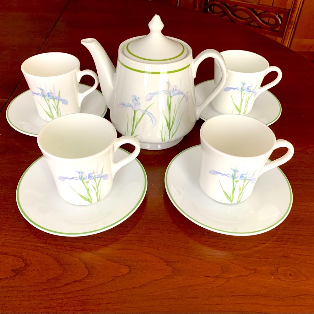 Vintage 10 Pc Set Corningware Shadow Iris Coffee mugs saucers & porcelain Teapot